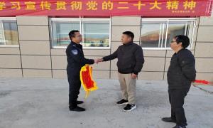 两次出警，雪夜救援助货车脱困