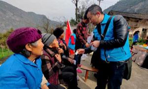 巫峡口岸的“背篓义诊队”