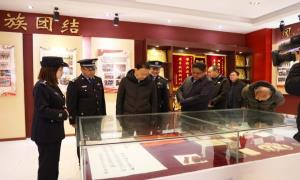 西藏自治区人民政府副主席，日喀则市委书记斯朗尼玛一行到亚东出入境边防检查站调研指导并看望慰问戍边民警
