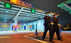 钦州出入境边防检查站优质高效服务获赠锦旗