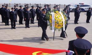 连云港出入境边防检查站开展“祭英烈 缅忠魂”主题祭奠活动