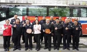 撸袖播撒真情 热血传递温暖