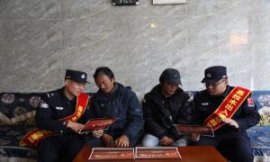 移民管理警察将两会精神传至口岸一线