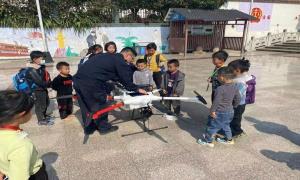 “空中警察”硬核喊话 无人机助力普法宣传