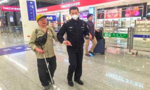 皇岗出入境边防检查站民警护送视障香港老人顺利入境