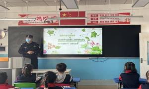 包头出入境边防检查站组织开展“学习雷锋好榜样 三月花开助人乐”主题党日活动