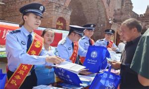 警民携手景区开展普法宣传受欢迎