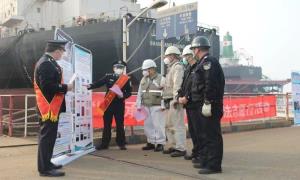 江阴边检站开展“传承雷锋精神”普法志愿行活动