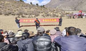 让两会精神走进辖区群众里