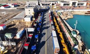 新疆巴克图口岸迎来货运新高峰