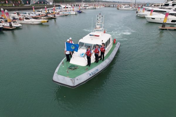 图为秀英边检联合海口海事局乘坐巡逻艇沿着海岸线依次对秀英港区7个海上锚地等重点进行巡逻,符开雄摄影2.jpg 图为秀英边检联合海口海事局乘坐巡逻艇沿着海岸线依次对秀英港区7个海上锚地等重点进行巡逻,符开雄摄影2.jpg