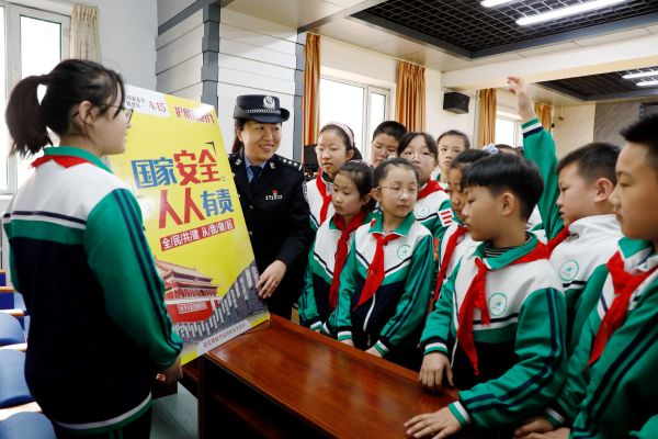 图们出入境边防检查站走进校园宣讲国家安全知识 (3).jpg 图们出入境边防检查站走进校园宣讲国家安全知识 (3).jpg