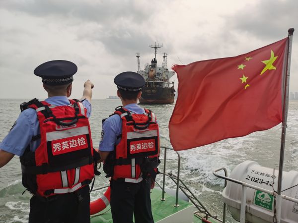 图为秀英边检联合海口海事局乘坐巡逻艇沿着海岸线依次对秀英港区7个海上锚地等重点进行巡逻,符开雄摄影4.jpg 图为秀英边检联合海口海事局乘坐巡逻艇沿着海岸线依次对秀英港区7个海上锚地等重点进行巡逻,符开雄摄影4.jpg