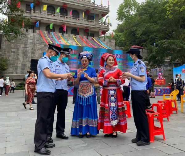 图为友谊关边检站移民管理警察开展普法教育（摄影 叶子）.jpg