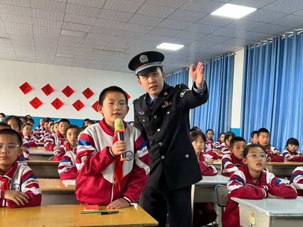 民警为同学答疑解惑.jpg