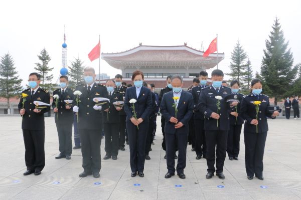 延吉出入境边防检查站与机场共建单位开展清明祭扫系列活动