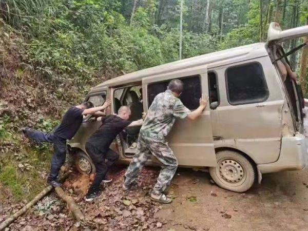 面包车滑进山沟 凭祥边境管理大队民警及时救助 (2).jpg
