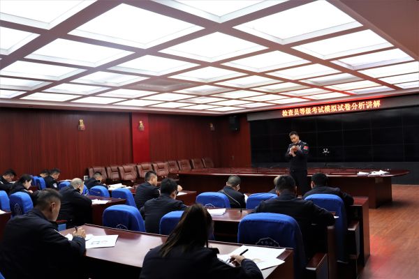 图为亚东出入境边防检查站民警对模拟试卷进行分析讲解.jpg 图为亚东出入境边防检查站民警对模拟试卷进行分析讲解.jpg