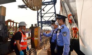 盐田出入境边防检查站助力各量级集装箱船首航盐田港