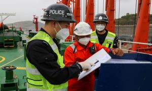 宁波边检助力30万吨级超大型油轮靠泊作业