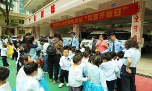 萌娃进警营 “警”彩零距离