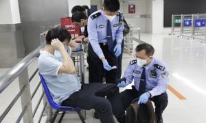 罗湖边检民警紧急救助突发疾病旅客