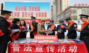 法治宣传进广场 “摆摊”普法现场忙