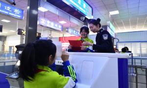 国家安全教育日 体验国门“小卫士”