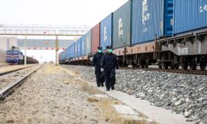 “钢铁洪流”上书写“火热青春”