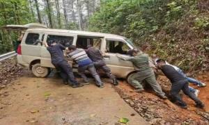 面包车滑进山沟 凭祥边境管理大队民警及时救助