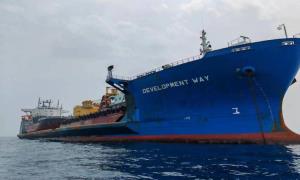 海南最大半潜船“发展之路”轮在洋浦港通关起航