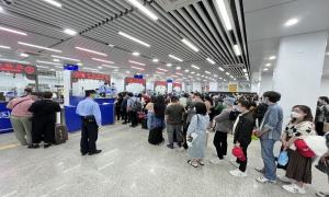 东兴口岸单日出入境旅客数破万