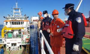 南疆出入境边防检查站保障海上石油平台作业船舶高效通关