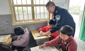 侗寨来了位“硕士警察”老师