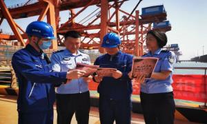 黄骅出入境边防检查站开展民法典宣传活动