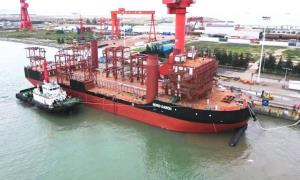 钦州出入境边防检查站为钦州港首艘自造万吨级巨轮保驾护航