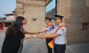 游客景区遗失证件 爱心接力交还失主