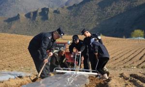 民警奏响春耕助农协奏曲