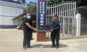 移民管理警察夜间巡逻救助一位“老朋友”