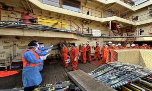 三亚出入境边防检查站开通“绿色通道”助力故障船舶快速进港维修