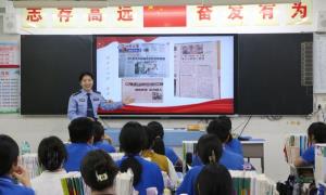 人大代表进校园 守护成长“警”相随