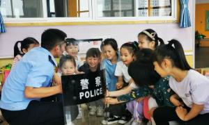 黄骅边检民警与学生共迎“六一”儿童节