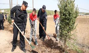 三合出入境边防检查站联合龙井市东山实验小学校开展植树活动