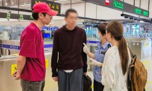 自闭症青年徘徊皇岗口岸 边检民警助力寻亲团聚