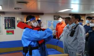 洋浦出入境边防检查站靠前服务 高效完成今年首艘转籍“中国洋浦港”边防检查任务