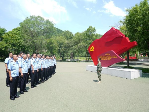 南坪出入境边防检查站组织民警参观爱国主义教育基地