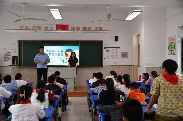 禁毒普法进校园 警法联动助成长