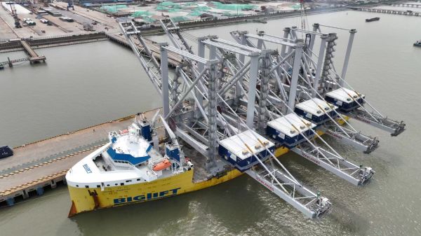 图为完成装载后的“巴伦支海”轮。.jpg 图为完成装载后的“巴伦支海”轮。.jpg