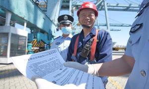 秦皇岛出入境边防检查站宣传“12367”服务平台到码头一线