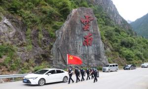 219国道上的一抹藏青蓝